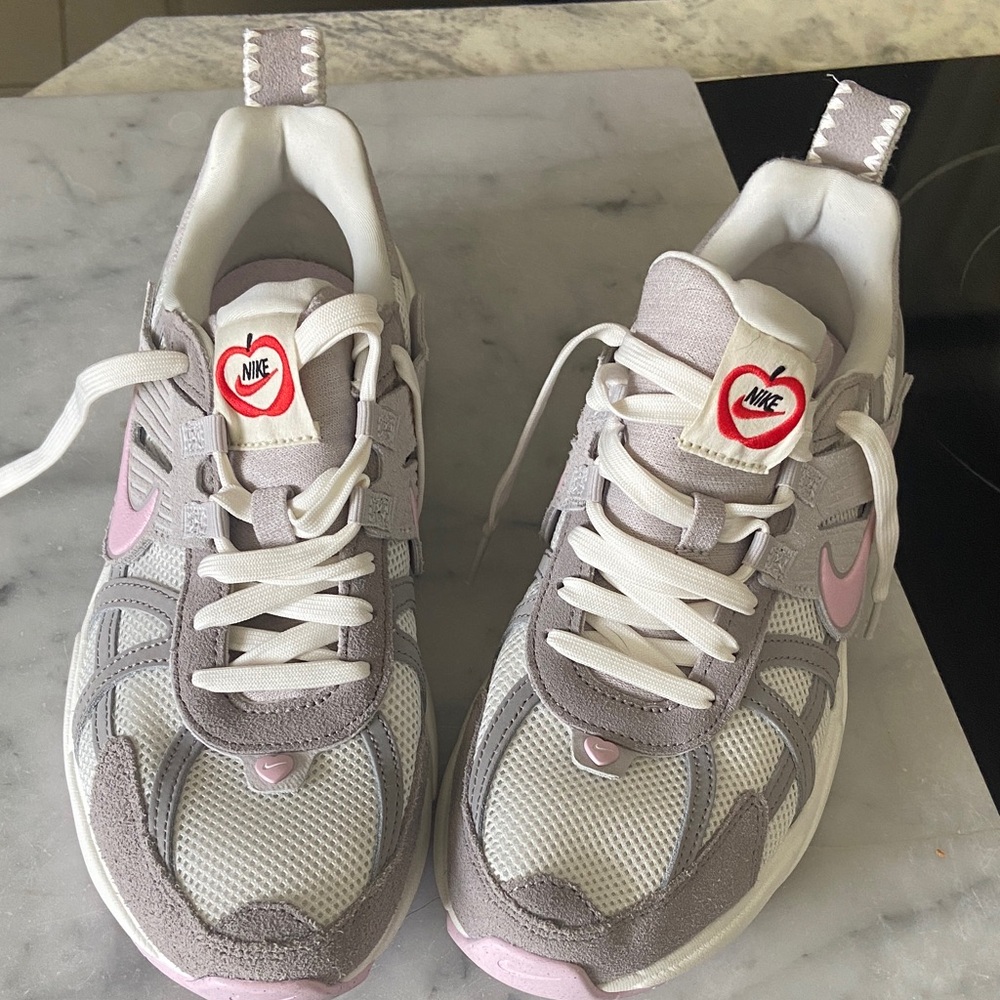 NEW Nike White, Gray & Light Pink Athletic Shoes Ladies 10